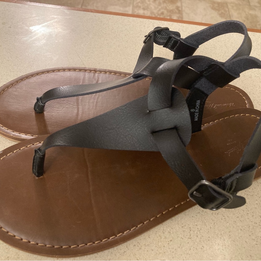 Universal thread, women’s black sandals, size 8